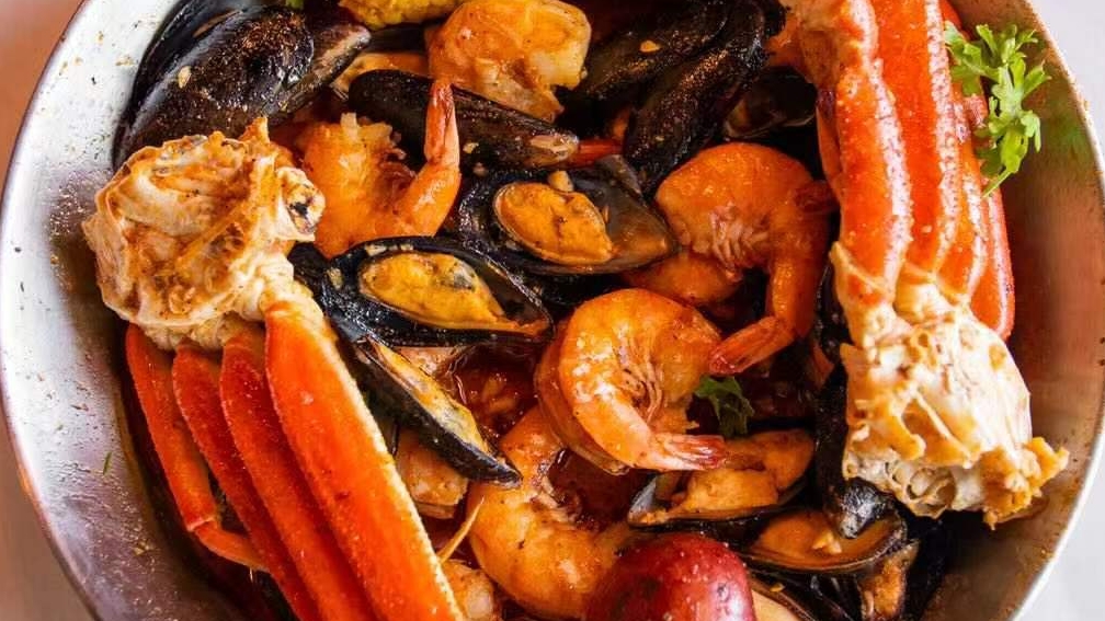 Crab Du Jour Uncc Cajun Seafood & Bar-3